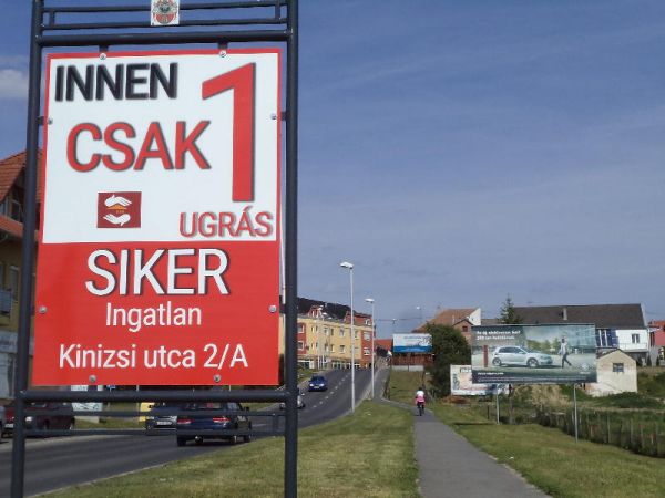 A SIKER Ingatlan reklámtáblája Nagykanizsán, a Kalmár és a Lékay utcák kereszteződésénél.